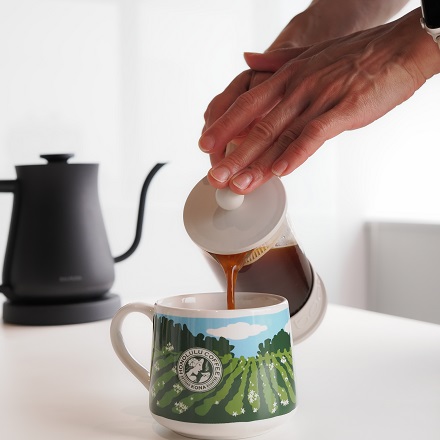 コーヒーを注ぐ